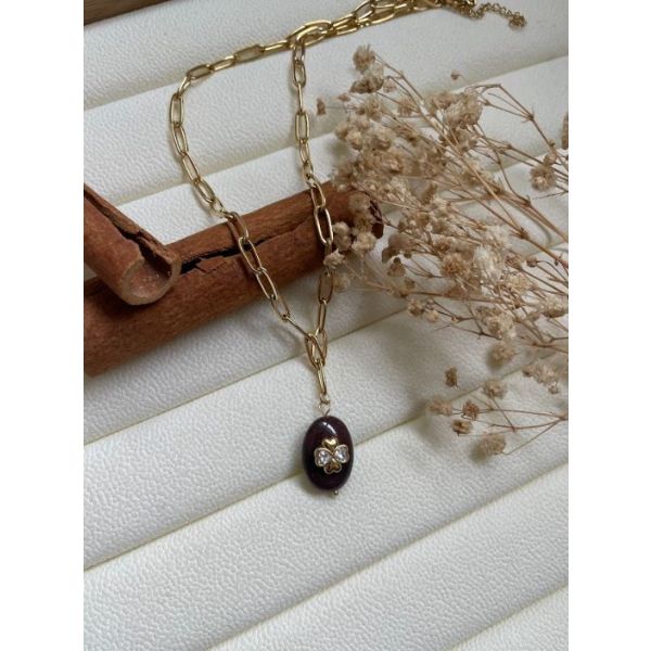 Collier ovale noir avec des petits coeurs