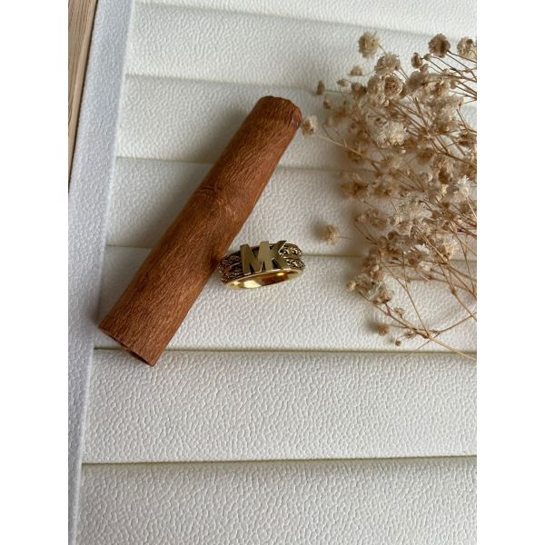 Bague MK doré avec effet torsadé
