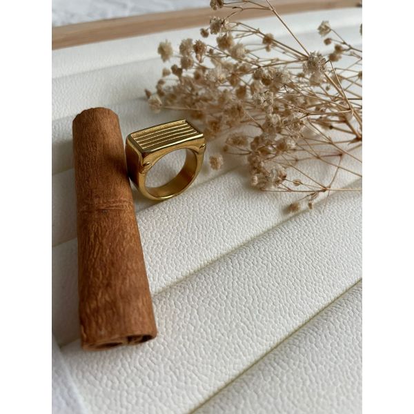 Bague à dessus plat rectangulaire avec rayures