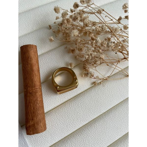 Bague à dessus plat rectangulaire avec rayures