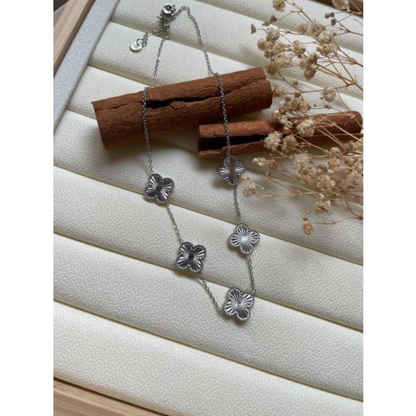 Collier a pendentif tréfle argentée