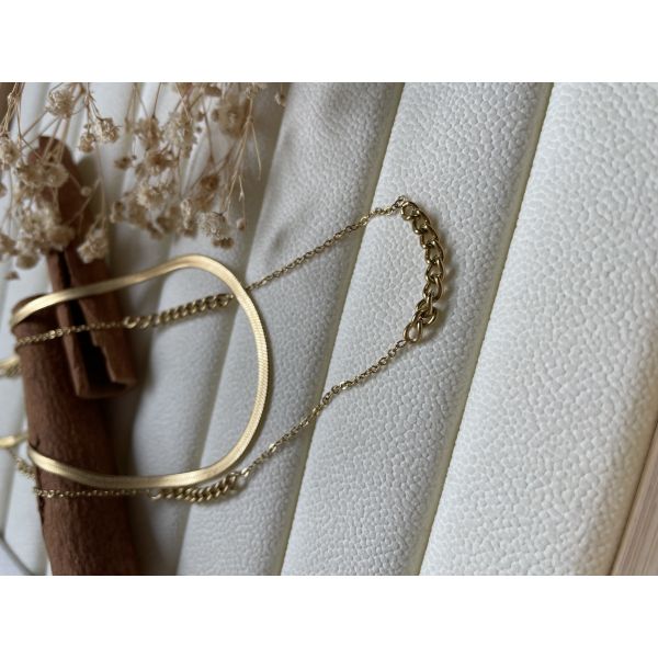 Collier avec un sautoir doré