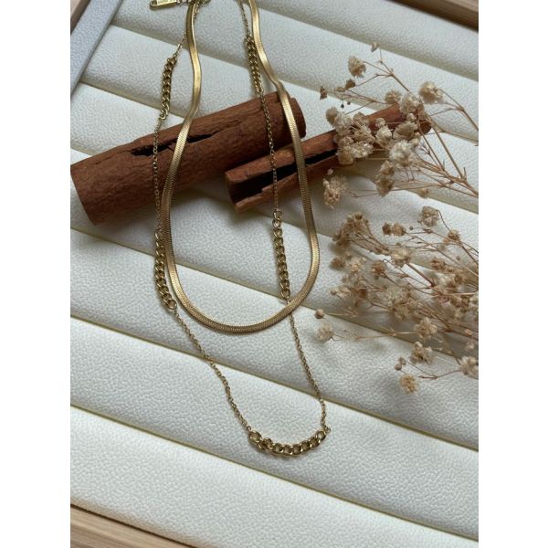 Collier avec un sautoir doré